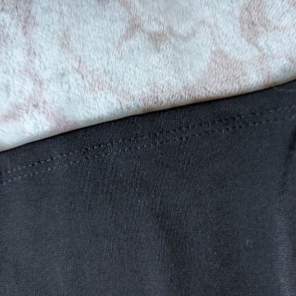 Roulette Black V-Neck Dress-Red Patterned Silky Sash-Size Medium-Cap Sleeves - Picture 8 of 11